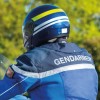 Motard portant un blouson de la Gendarmerie Nationale.