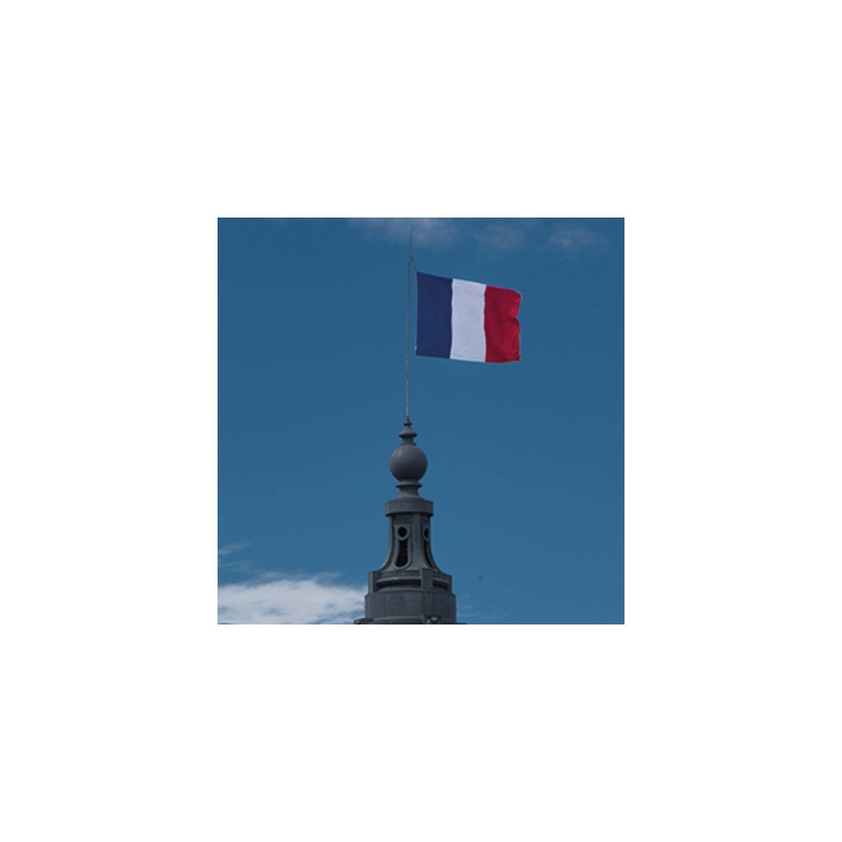 Vue du drapeau français flottant dans les airs