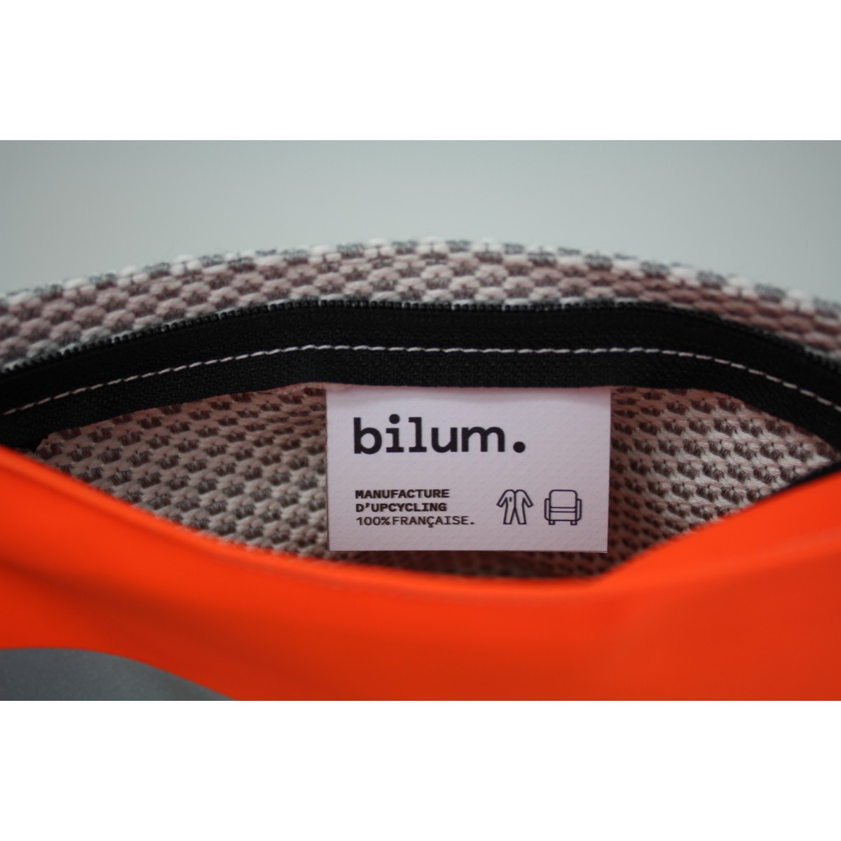 Vue de l'intérieur de la trousse isocèle grise, orange et noire avec son étiquette Vue de l'intérieur de la trousse isocèle grise, orange et noire avec son étiquette