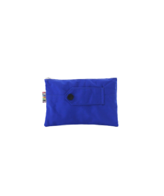 Face avant trousse bleue plate de 18 cm avec languette avec bouton pression noir ; en blouson de la gendarmerie nationale.