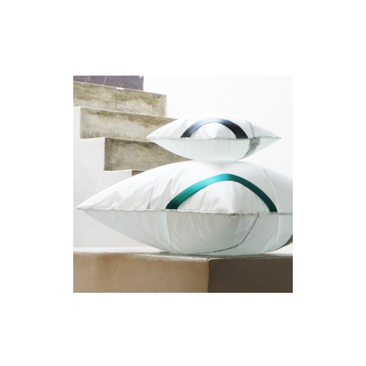 Mise en scène housses de coussins en toile d'airbag sur escalier Mise en scène housses de coussins en toile d'airbag sur escalier