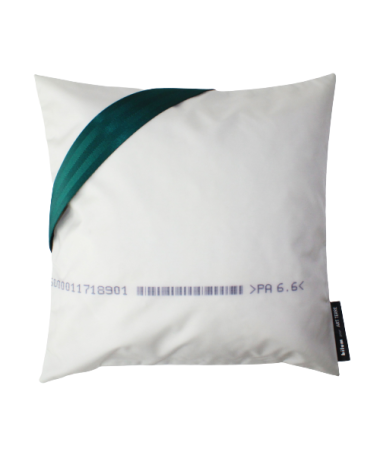 Face avant housse de coussin en toile d'airbag et ceinture de sécurité verte upcyclés Face avant housse de coussin en toile d'airbag et ceinture de sécurité verte upcyclés