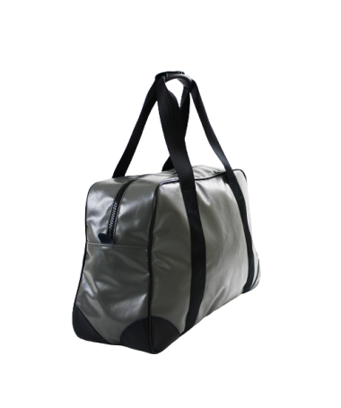 Vue de côté, sac cabine gris en bâche de train de marchandise