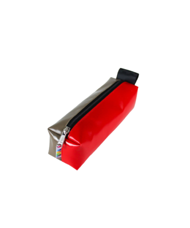 Vue latérlae de la trousse écolière en toiles framboise et taupe de l’industrie aéronautique
