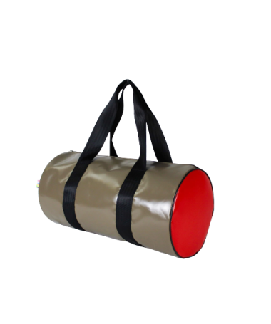 Vue de côté de ce sac polochon bicolore taupe et framboise en chutes de toiles de l'industrie aéronautique Vue de côté de ce sac polochon bicolore taupe et framboise en chutes de toiles de l'industrie aéronautique