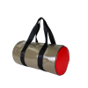 Vue de côté de ce sac polochon bicolore taupe et framboise en chutes de toiles de l'industrie aéronautique