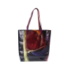 Face arrière du sac cabas numéroté en bâche d'exposition de Luzia Simons