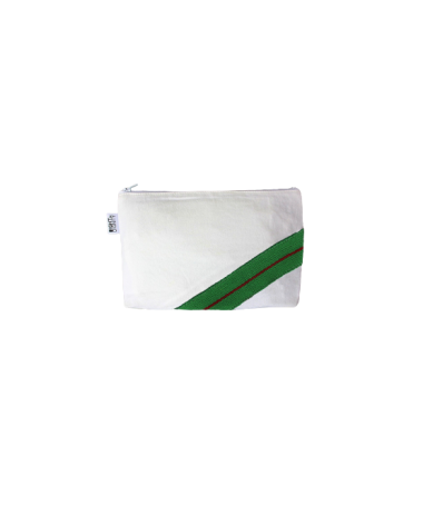 Vue face avant trousse à soufflet en kimono de karaté blanc avec sa bande verte et rouge en ceinture de karaté