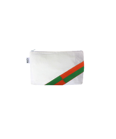 Vue face avant trousse à soufflet en kimono de karaté blanc avec sa bande bleue et rouge en ceinture de karaté orange et verte