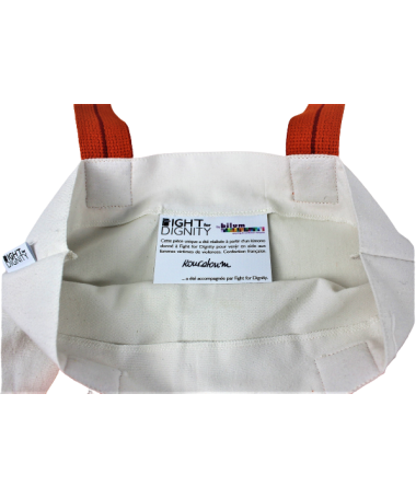 Gros plan sur l'intérieur du tote bag avec son étiquette explicative