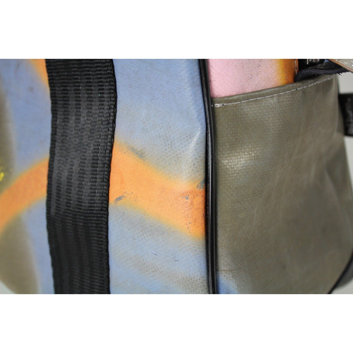 Minicabine travel bag from the upcycling of a train tarpaulin.