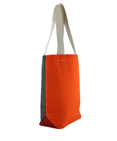 Vue latérale du sac isocèle gris orange rouge en tissu d'ameublement et toile de store Vue latérale du sac isocèle gris orange rouge en tissu d'ameublement et toile de store