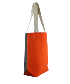 Vue latérale du sac isocèle gris orange rouge en tissu d'ameublement et toile de store