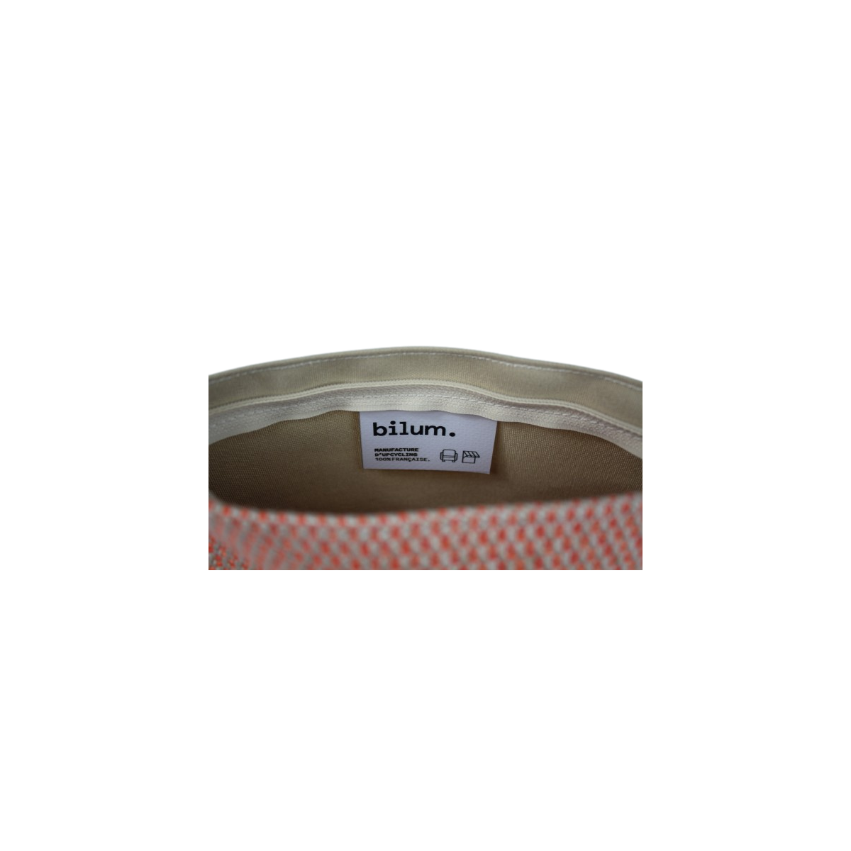 Vue de l'intérieur de la trousse isocèle avec son étiquette Vue de l'intérieur de la trousse isocèle avec son étiquette