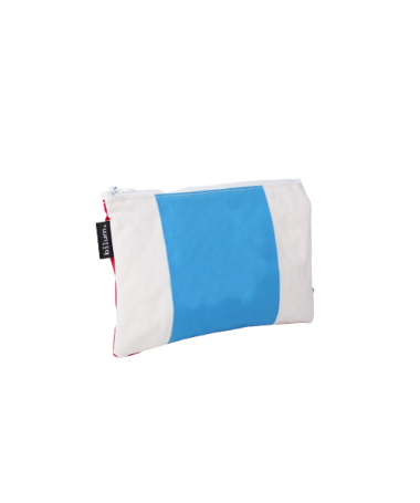 Vue légèrement de biais de la face avant blanche et bleu ciel d'une trousse plate en blouson de ski