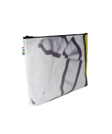 Vue légèrement de biais de la face avant d'une pochette en toile de bâche de la Techno Parade 20 ans