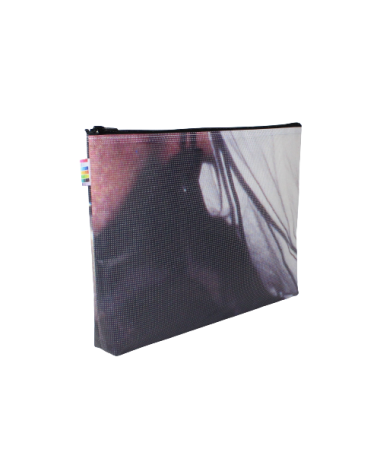 Vue légèrement de biais de la face avant de la trousse à soufflet A4 en bâche de la Techno Parade 20 ans