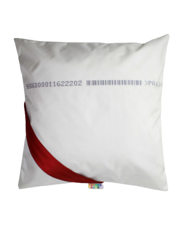 Face avant de la housse de coussin en toile d'airbag avec morceau de ceinture de sécurité rouge Face avant de la housse de coussin en toile d'airbag avec morceau de ceinture de sécurité rouge