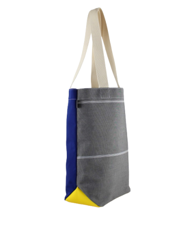 Vue de côté du sac isocèle gros, bleu et jaune en toile de store et vêtement de travail upcyclés Vue de côté du sac isocèle gros, bleu et jaune en toile de store et vêtement de travail upcyclés