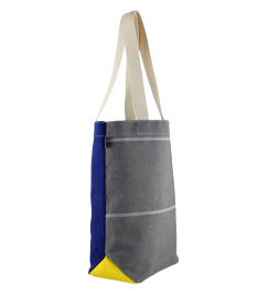 Vue de côté du sac isocèle gros, bleu et jaune en toile de store et vêtement de travail  upcyclés