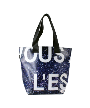 Face arrièredu cabalum en bâche publicitaire bleue avec de étoiles et des inscriptions planches