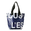 Face arrièredu cabalum en bâche publicitaire bleue avec de étoiles et des inscriptions planches