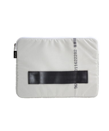 Face avant d'une housse 13.3 pouce pour ordinateur en toile d'airbag blanche upcyclée