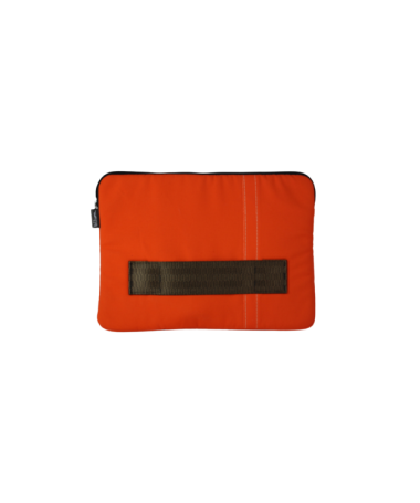 Face avant housse orange en toile de store avec une couture verticale sur la droite et son anse en ceinture de sécurité noire.