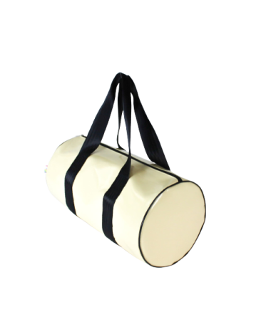 Vue de l'biais du sac polochon en chute de toile de l’aéronautique écru avec ses ans en ceinture de sécurité noires Vue de l'biais du sac polochon en chute de toile de l’aéronautique écru avec ses ans en ceinture de sécurité noires
