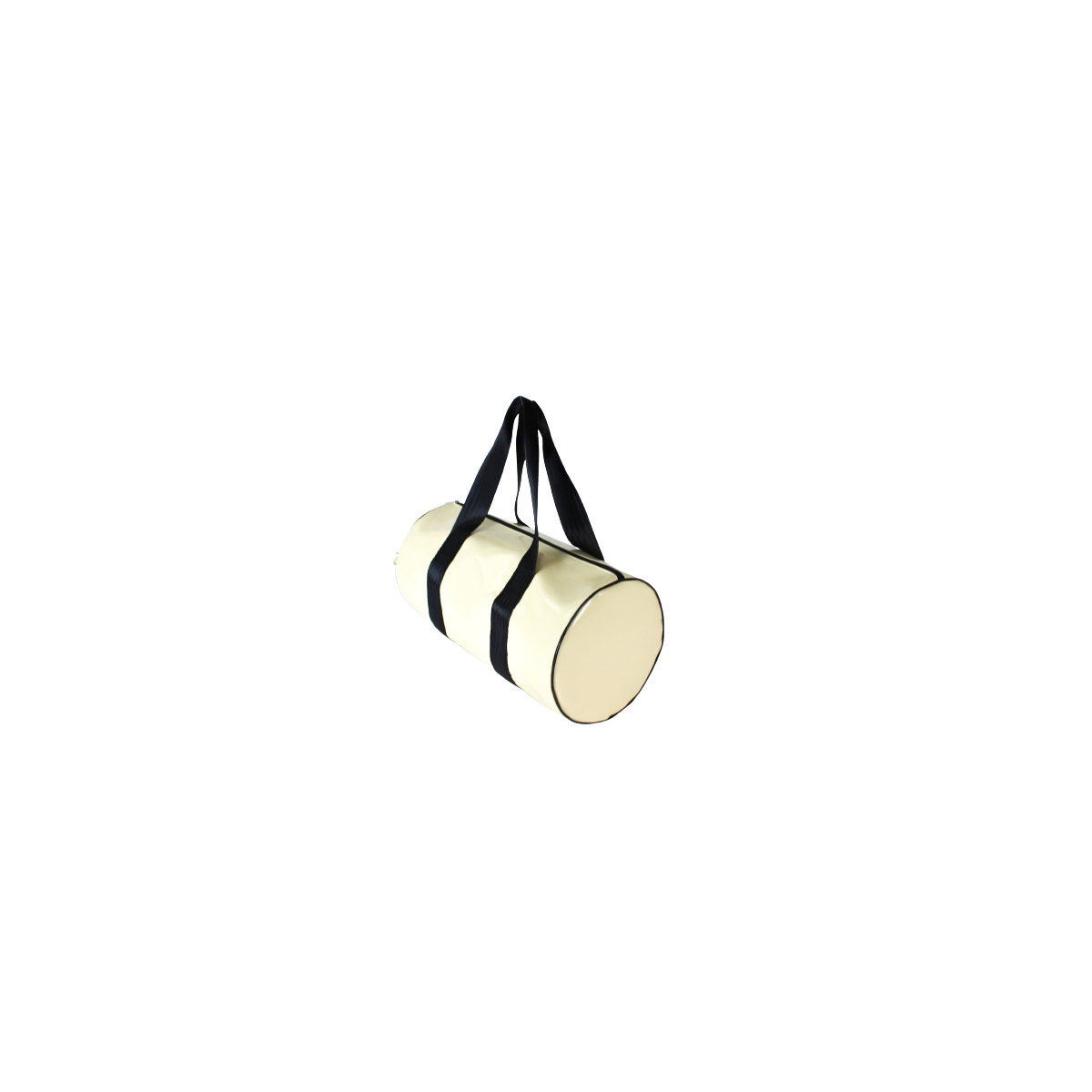 Vue de l'biais du sac polochon en chute de toile de l’aéronautique écru avec ses ans en ceinture de sécurité noires Vue de l'biais du sac polochon en chute de toile de l’aéronautique écru avec ses ans en ceinture de sécurité noires