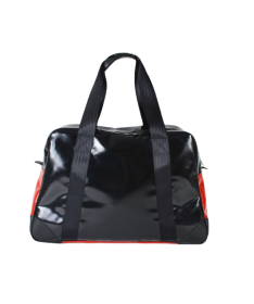 Face arrière du sac cabine en tbêche de train de marchandise. Le sac est tout noir mais on voit que les côtés sont rouges.