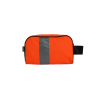 Face avant de la trousse de toilette en blouson de chantier orange avec sa bande réfléchissante verticale légèrement à gauche
