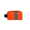 Arrière de la trousse de toilette en blouson de chantier orange avec sa bande réfléchissante verticale légèrement à droite