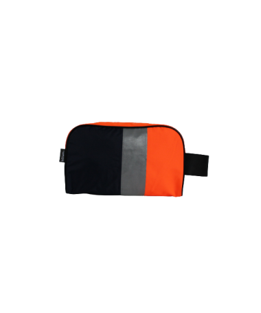 Face avant de la trousse de toilette en blouson de chantier avec rayures verticales noire, bande réfléchissante grise et orange. Face avant de la trousse de toilette en blouson de chantier avec rayures verticales noire, bande réfléchissante grise et orange.