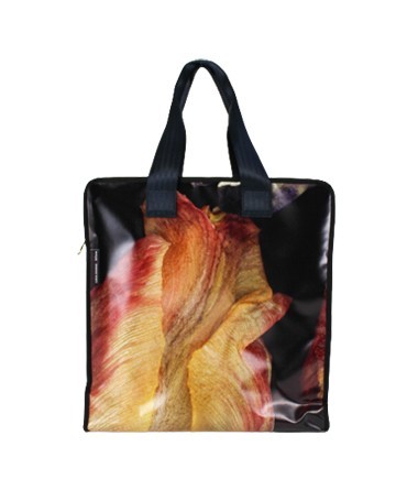 La bâche d'exposition de Luzia Simons devenu un sac carré unique.