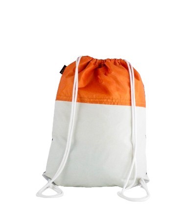 Sac cordon confectionné à partir d'une toile de montgolfière upcyclée.