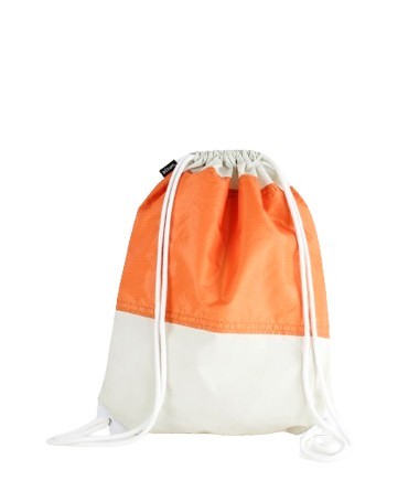 Un sac cordon bicolore issu de l'upcycling de morceau de toile de montgolfière