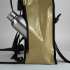 Sac à dos bâche|Zoom sur la poche du sac à dos. Sac à dos upcyclé couleur beige.