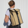 Sac à dos bâche|Sac à dos upcyclé. Photo du sac à dos porté. Sac à dos couleur beige.