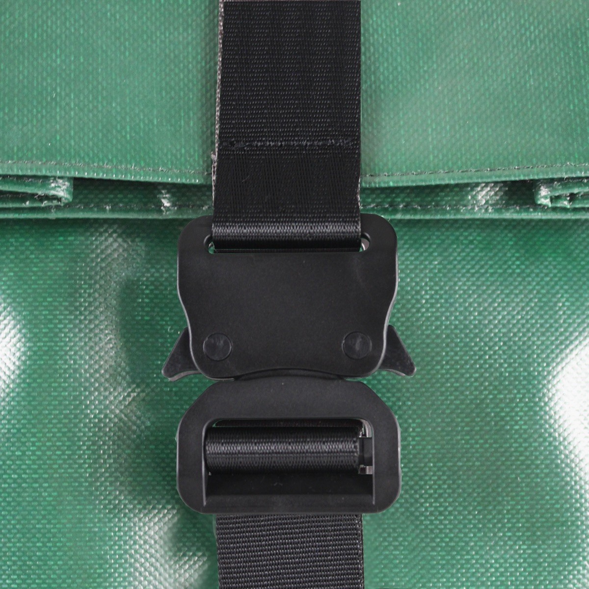 Zomm sur la boucle externe du sac à dos. Boucle d'accastilllage de bateau. Sac à dos bâche|bilum