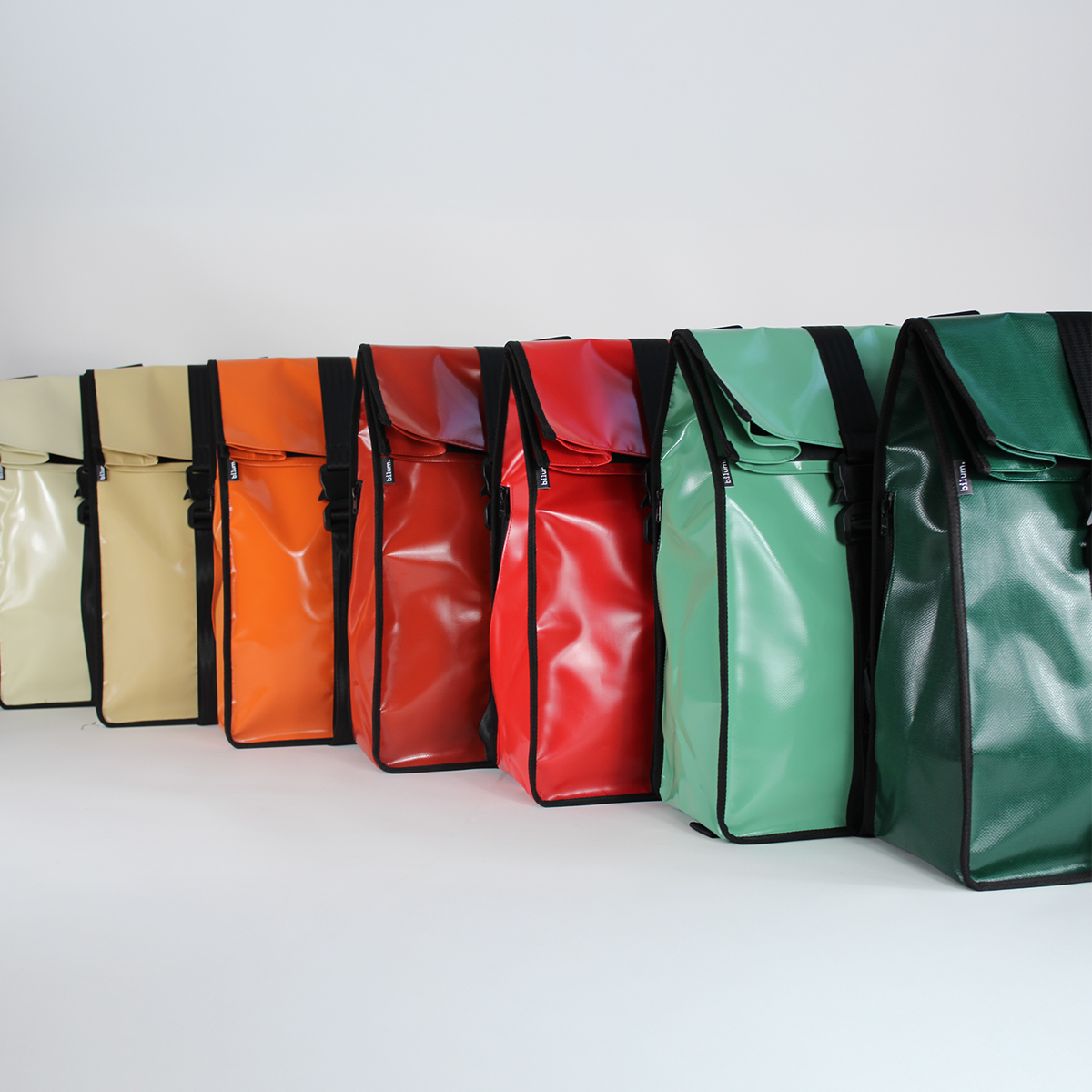Vue d'ensemble de tous nos sacs à dos. Couleurs de tous les sacs à dos en bâches upcyclées.