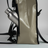 Sac à dos bâche|Zoom sur la poche du sac à dos. Sac à dos upcyclé couleur crème.