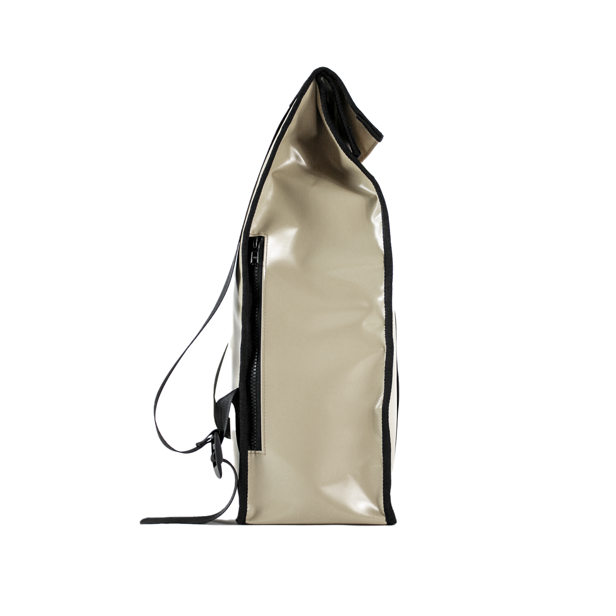 Sac à dos bâche|Vue de côté du sac à dos. Sac à dos upcyclé couleur beige.