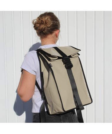 %product-name%%separator%Sac à dos upcyclé. Photo du sac à dos porté. Sac à dos couleur crème.