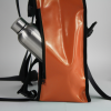 Sac à dos bâche|Zoom sur la poche du sac à dos. Sac à dos upcyclé couleur orange.