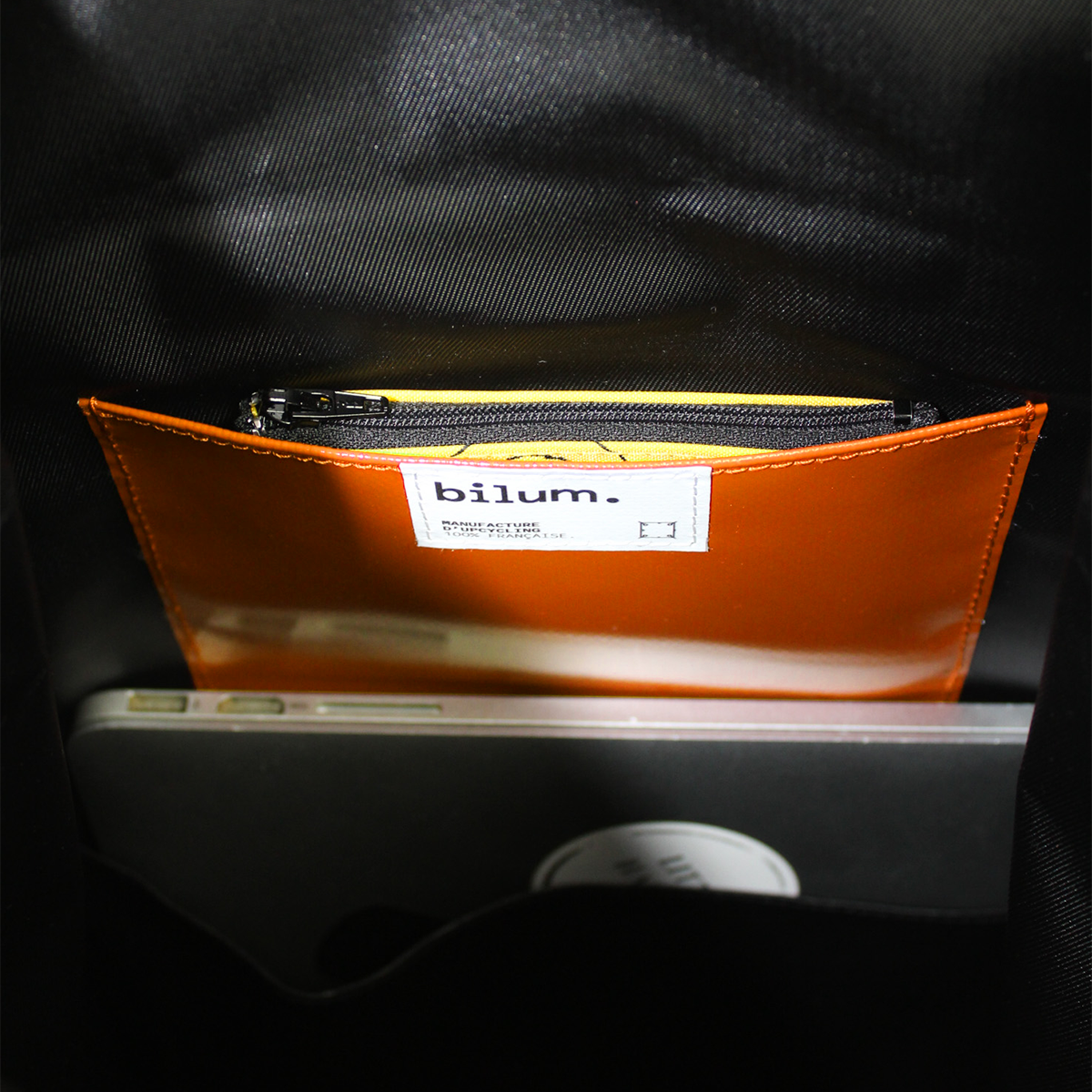 Doublure intérieur du sac à dos. Poche intérieure aux couleurs de la toile extérieure selon le sac à dos
