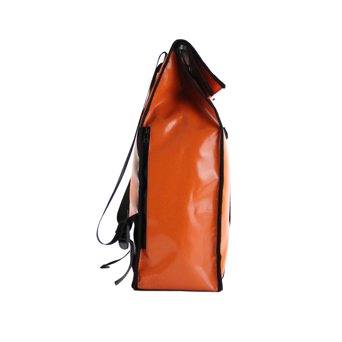 Sac à dos bâche|Vue de côté du sac à dos. Sac à dos upcyclé couleur orange.