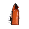 Sac à dos bâche|Vue de côté du sac à dos. Sac à dos upcyclé couleur orange.