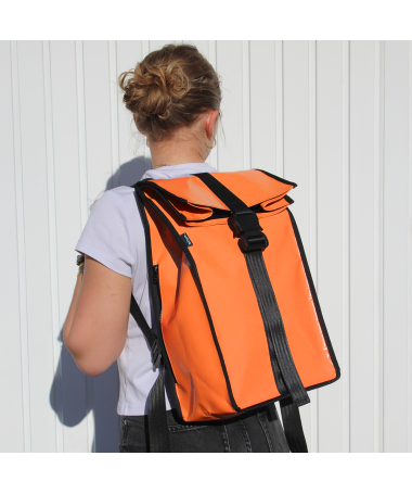%product-name%%separator%Vue de dos du sac à dos. Sac à dos upcyclé couleur orange.