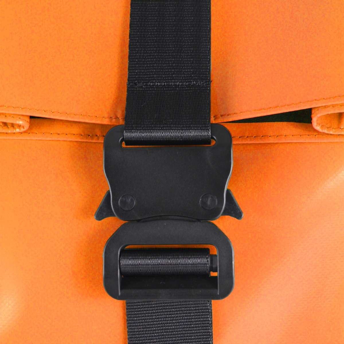 Zoom boucle d'accastillage. Sac à dos couleur orange. Sac à dos Upcyclé bilum